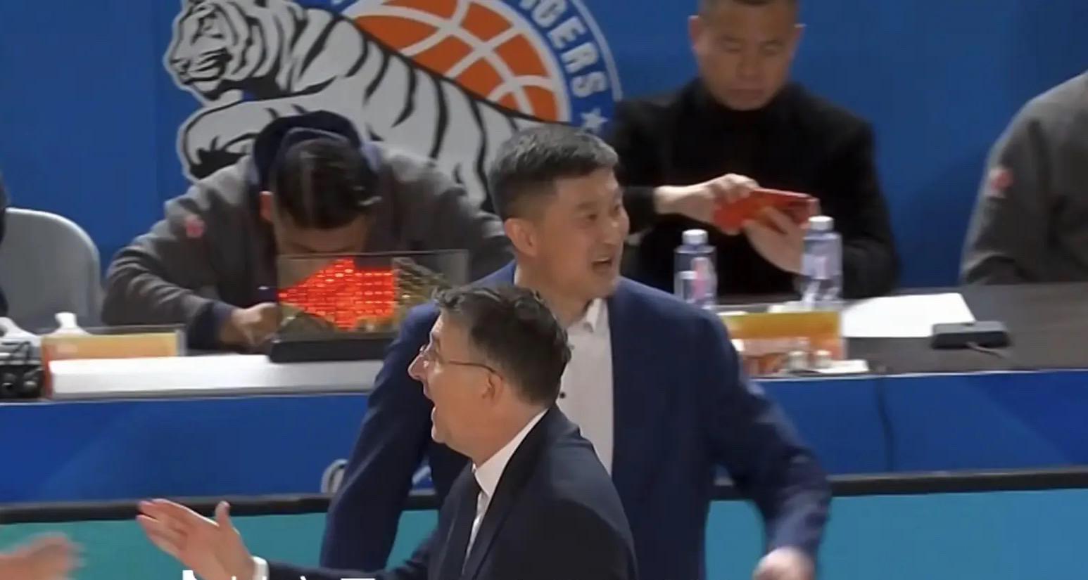 开云体育下载-广东3消息！杜锋被批输球后还在笑，徐杰最新伤情，萨林杰被劝退