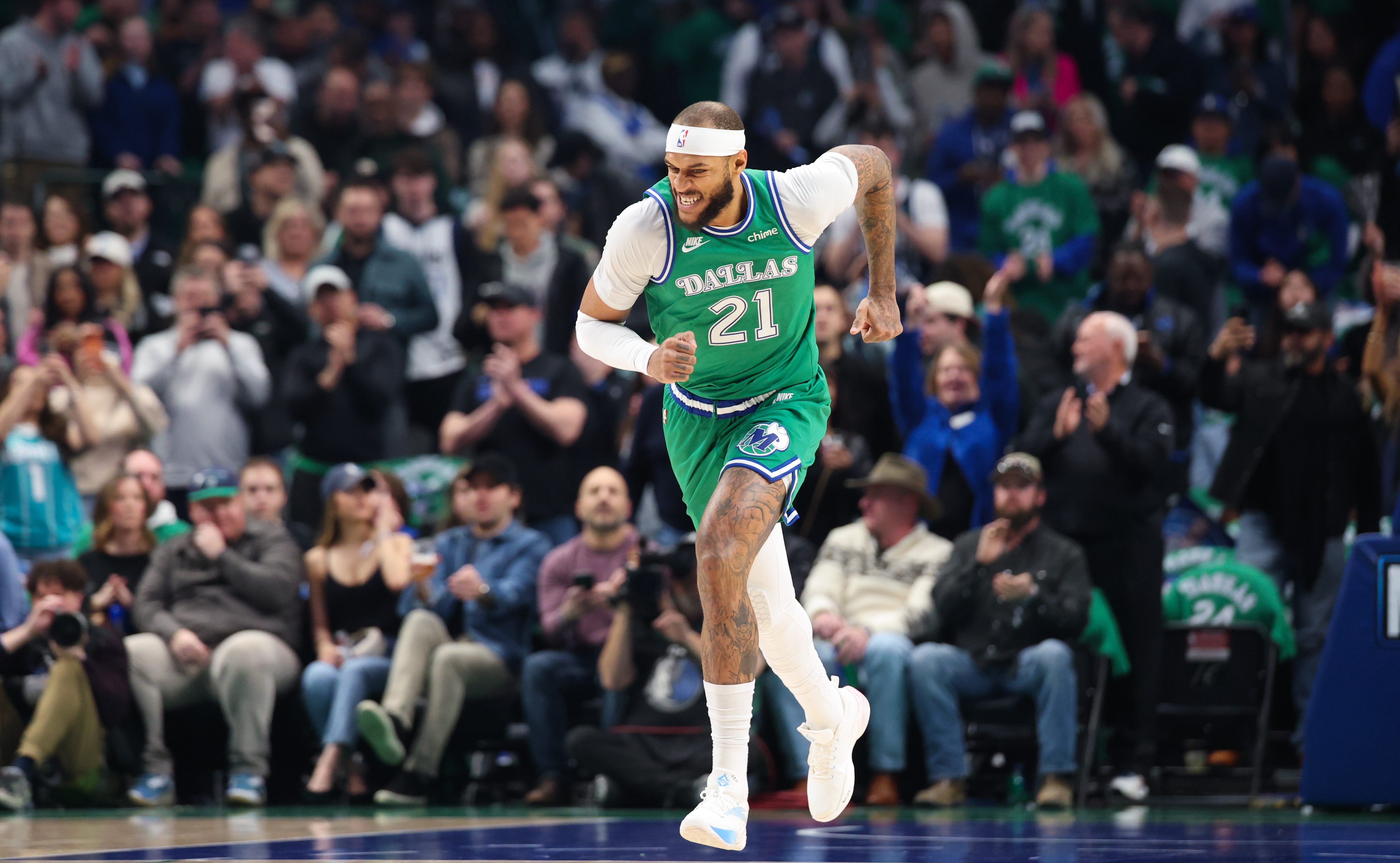 开云下载-盼无大碍!独行侠中锋加福德遭遇右肩神经震荡 本场不会回归